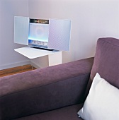 Ein Blick vom Sofa zur Designerstereoanlage auf einem minimalistischen Beistelltisch
