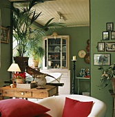 Liebevoll eingerichteter Wohnraum mit viel Deko und Vintagestücken
