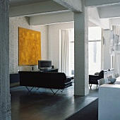 Gelbes Gemälde im modernen Wohnraum eines von Pfeilern getragenen Lofts