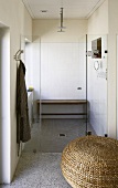 Eine puristische Duschkabine mit verglaster Tür