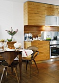Küche und Essbereich aus Holz im Retro-Designerstil