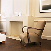Ein eleganter Sessel vor einer mit Zierleisten versehenen Wand in Brauntönen