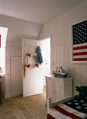 US-Flaggendeko in einem klassischen Schlafzimmer mit holzvertäfelter Wand und antiker Kommode