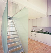 Zwei Milchglasscheiben trennen den zentralen Treppenaufgang aus Diamantstahlblech von der Küche