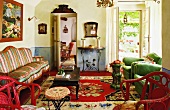 Elegante Stilmöbel verschiedener Epochen in einem knallbunten Wohnzimmer