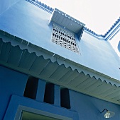 Blick von unten auf das maurisch ornamentierte Fenster eines orientalischen Wohnhauses