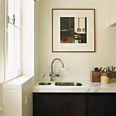 Spülbereich einer modernen Küchenzeile mit massiver Marmoroberfläche