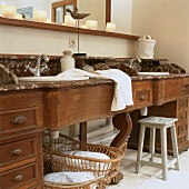 Ein antiker Waschtisch im Biedermeierstil mit brauner Marmoroberfläche