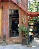 Die abgenutzte Wellblechfassade eines alten Wohnhauses mit umlaufender Metalltreppe