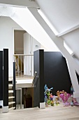 Blick in den ausgebauten Dachraum mit Spielfiguren in einer Nische neben der Treppe