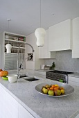 Marmorküchenblock mit Spülbrause einer modernen Einbauküche in Weiß
