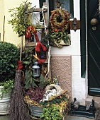 Herbstliche Deko neben einer Haustüre