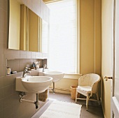 Badezimmer über Eck mit zwei Waschbecken, Wandnische & Spiegel