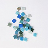 Glasplättchen in Grau- und Blautönen