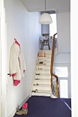 Flurbereich und Treppenaufgang mit schmaler Holztreppe & Holzgeländer