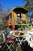 Blick auf Wohnwagen & gedeckten Campingtisch in der Region Ardeche, Frankreich