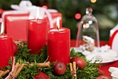 Adventskranz mit roten Kerzen