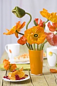 Orangefarbene Mohnblüten, Orange mit Granatapfelkernen