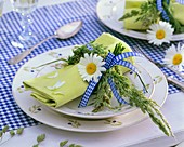 Napkin decorated with ox-eye daisy and grasses