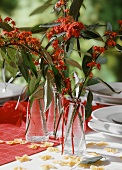 Festlich gedeckter Tisch mit Blumendeko und Pasta