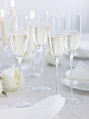 Champagner auf festlich gedecktem Tisch
