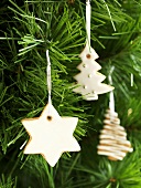Gewürzplätzchen mit Zuckerglasur hängen am Weihnachtsbaum
