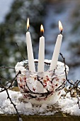Schale aus Eis mit Barbarazweigen, blühenen Zierkirschen & Kerzen