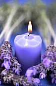 Lila Kerze mit Lavendelblüten
