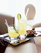 Zitronen-Ananas-Cocktails mit Rum, Knabbernüsse