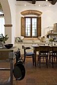 Essplatz in offener Küche eines alten Mediterraner Landhauses