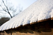 Mit Schnee bedecktes altes Dach