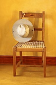 Typisch südafrikanischer Stuhl und Hut (Nabygelen, Wellington, Western Cape)