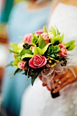 Eine Braut mit einem Blumenstrauss