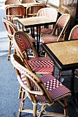 Tische und Stühle in einem Strassencafe (Frankreich)