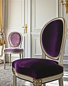 Mit violettem Samtstoff gepolsterte, antike Stühle