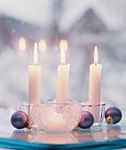 Kerzen und Weihnachtskugeln