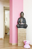 Buddha-Statue als Raumdeko in einer Praxis