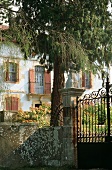 Blick auf Haus mit französischem Balkon in Sare (Aquitanien, Frankreich)