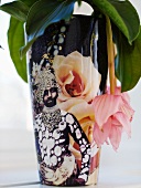Bemalte Vase mit rosa Blume
