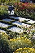 Gartenaussschnitt - Steinplatten mit Grasfugen und Laternenbeleuchtung