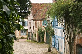 Alte Dorfstrasse mit Fachwerkhaus und Ziegelhäusern