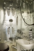 Aufregende Badezimmerecke - Waschbecken mit Spiegel vor metallisch glänzender Wand mit Muster