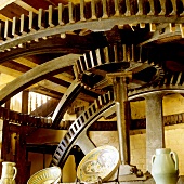 Raumhohe Zahnradkonstruktion im englischen Mühlenhaus