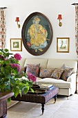 Gepolsterter Couchtisch im orientalischen Stil und Sofa vor Wand