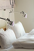 Designer-Nachttischlampen mit Metallschirm am Bett