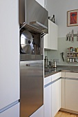 Moderne Küche mit weißen Fronten und Schrank aus Edelstahl