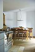 Moderne Küche mit Einbaugerät aus Edelstahl und Essplatz im rustikalen Stil