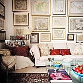 Gruppe von Bildern an der Wand über dem Sofa in einem Wohnzimmer