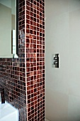 Braune Mosaikfliesen an der Wand im Badezimmer