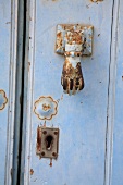 Türklopfer in Handform an einer alten Tür